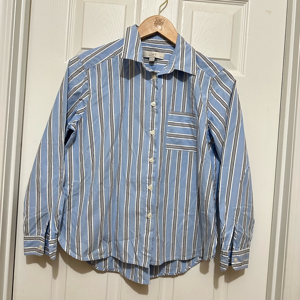 LOFT Men's Blue and White Striped Button Down Shirt